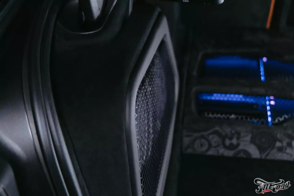 Построили новую акустическую систему для BMW M5 с дизайнерским оформлением багажника! Перешили в кожу салонный пластик, заламинировали карбоном зеркала, провели комплекс детейлинг-услуг